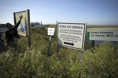 Carteles de entrada al parque nacional de Doñana, en la provincia de Sevilla.