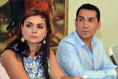 José Luis Abarca y su esposa, María de los Ángeles Pineda, el 8 de mayo de 2014 en una reunión con autoridades estatales en Chilpancingo (Estado de Guerrero).