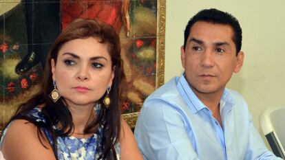 José Luis Abarca y su esposa, María de los Ángeles Pineda, el 8 de mayo de 2014 en una reunión con autoridades estatales en Chilpancingo (Estado de Guerrero).