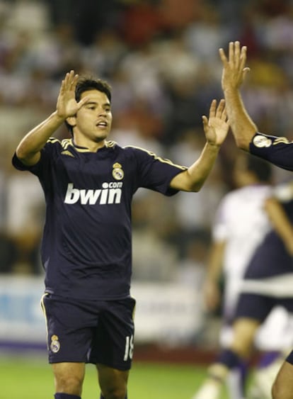 Saviola celebra el gol