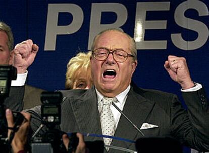 Jean-Marie Le Pen celebra los resultados en la sede de su partido.