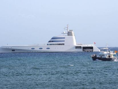 El barco &#039;A&#039; del millonario Andr&eacute;i Melnichenko, uno de los m&aacute;s lujosos del mundo, ayer en aguas de Marbella.