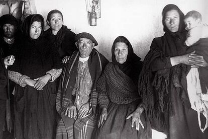 1932. Familia campesina durante una huelga.