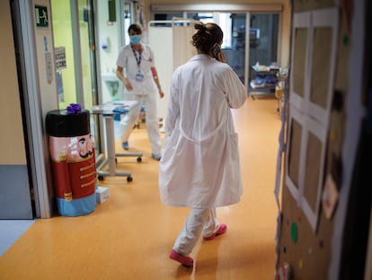 Nurses at the Hospital Ramón y Cajal in Madrid, January 4, 2024, during a spike in Covid-19 cases.