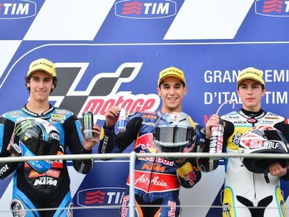 Luis Salom, primero, junto a Alex Rins, segundo, y Maverick Vinales, tercero. 