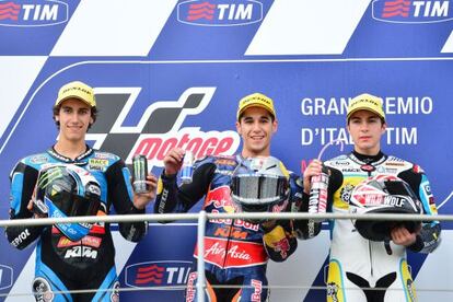 Luis Salom, primero, junto a Alex Rins, segundo, y Maverick Vinales, tercero. 