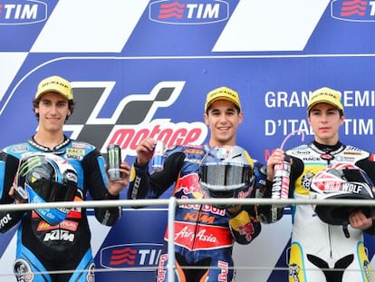 Luis Salom, primero, junto a Alex Rins, segundo, y Maverick Vinales, tercero.