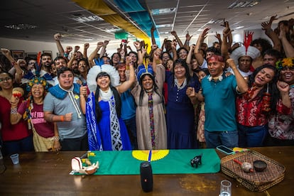 Guajajara (al centro), Xakriabá (a su izquierda) y Wapichana (a su derecha) y todos los participantes celebran el final de la toma simbólica del FUNAI.