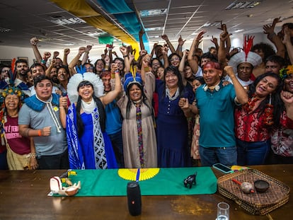 Guajajara (al centro), Xakriabá (a su izquierda) y Wapichana (a su derecha) y todos los participantes celebran el final de la toma simbólica del FUNAI.