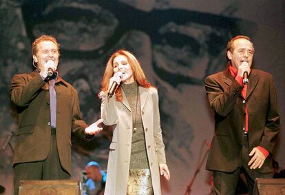 Víctor Manuel, Ana Belén y Joan Manuel Serrat cantan durante el concierto en homenaje a Salvador Allende en el estadio Nacional de Santiago de Chile.