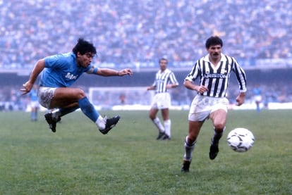 Diego Armando Maradona, cuando era jugador del Nápoles, lanza a puerta en un partido frente a la Juventus.