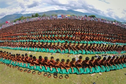 Más de 5.000 hombres y niños participan en una ceremonia multitudinaria en el distrito indonesio de Kabupaten Gayo Lues. Durante la celebración, considerada bien cultural inmaterial por la Unesco, se realiza una combinación de danza y baile durante la que debe preservarse la alineación. 