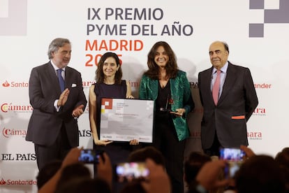 De izquierda a derecha, el presidente de la Cámara de Comercio de Madrid, Ángel Asensio; la presidenta de la Comunidad de Madrid, Isabel Díaz Ayuso; la directora general de Unolab Manufacturing, Beatriz López Besga; y el presidente de Santander España, Luis Isasi, este miércoles en Madrid. 