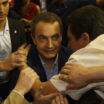 Un simpatizante se abraza a Zapatero en el Centro Insular de Deportes de Las Palmas.