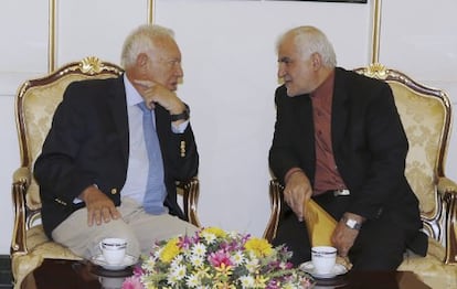 José Manuel García-Margallo conversa amb el director general d'Afers Exteriors iranià, a la seva arribada avui a l'aeroport de Teheran.