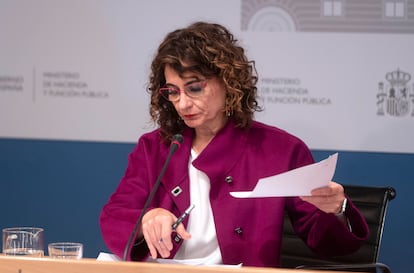 La ministra de Hacienda y Función Pública, María Jesús Montero, comparece ante los medios este jueves para presentar un avance de los datos de cierre de recaudación tributaria correspondientes a 2021, en la Sede del Ministerio Madrid (España).