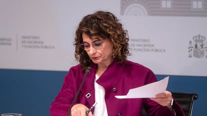 La ministra de Hacienda y Función Pública, María Jesús Montero, comparece ante los medios este jueves para presentar un avance de los datos de cierre de recaudación tributaria correspondientes a 2021, en la Sede del Ministerio Madrid (España).