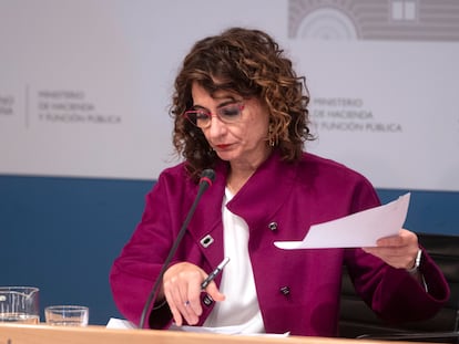 La ministra de Hacienda y Función Pública, María Jesús Montero, comparece ante los medios este jueves para presentar un avance de los datos de cierre de recaudación tributaria correspondientes a 2021, en la Sede del Ministerio Madrid (España).
