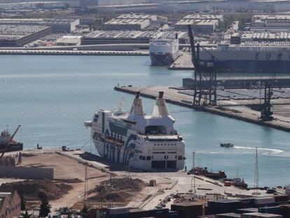 El Creuer Rapshody amarrat al port de Barcelona que servirà d'allotjament als policies desplaçats per impedir el referèndum.