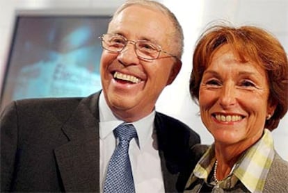 Cristoph Blocher y su esposa, Gattin Silvia, en Zúrich el pasado domingo tras conocer los resultados electorales.