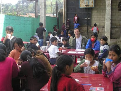 Un voluntario de la Fundación Telefónica cooperando con niños de Guatemala.