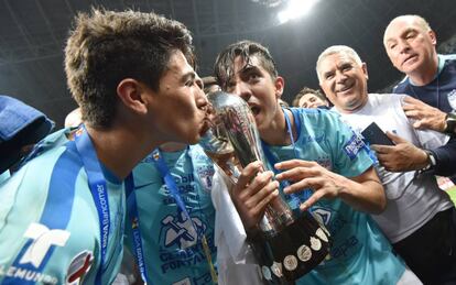 Jugadores de Tuzos del Pachuca celebran su victoria en la final de la Liga MX.