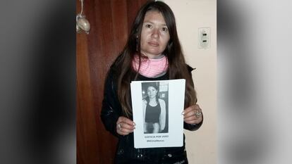 Andrea Soulé sostiene un cartel en reclamo por la muerte de su hermana, en Rosario, Argentina.