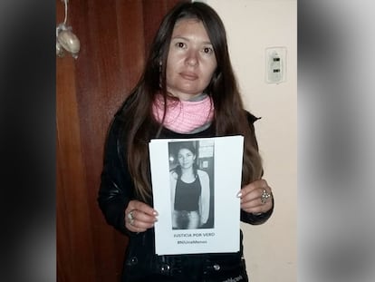 Andrea Soulé sostiene un cartel en reclamo por la muerte de su hermana, en Rosario, Argentina.