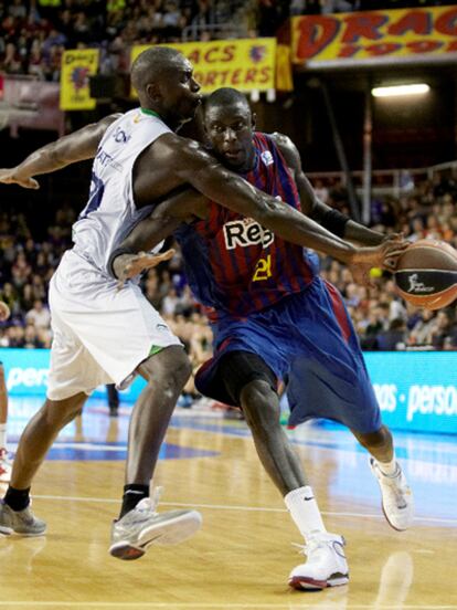 Pape Sow presiona a N'Dong durante el partido