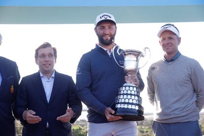 Jon Rahm sostiene el trofeo del Open de España, este martes junto al alcalde de Madrid, José Luis Martínez-Almeida, y el golfista Luke Donald.