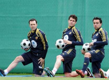 Cesc, Xavi y Capdevila, durante el entrenamiento de ayer.