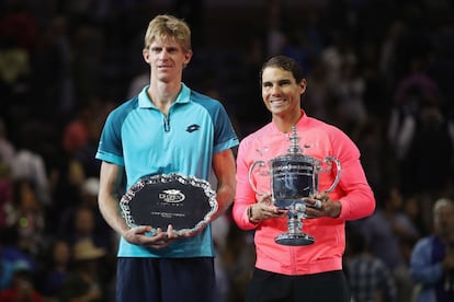 Rafael Nadal y Kevin Anderson durante la entrega de trofeos tras el partido.