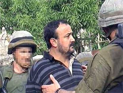 El líder palestino Marwan Barghout es detenido por soldados israelíes en una imagen difundida por el departamento de Defensa israelí.