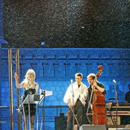 Cayetana Guillén Cuervo presenta el acto celebrado ayer en el Matadero bajo la lluvia.