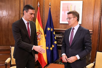 Reunión del presidente del Gobierno, Pedro Sánchez, y el líder del PP, Alberto Núñez Feijóo, en el Congreso de los Diputados el pasado 22 de diciembre. 