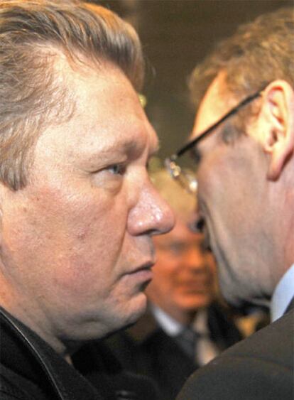 El presidente de Gazprom, Alexei Miller (izquierda), y el comisario europeo de Energía, Andris Piebalgs.