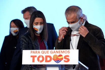  El candidato a la Presidencia de la Generalitat por Ciudadanos, Carlos Carrizosa, y la presidenta del partido, Inés Arrimadas, antes de comparecer ante los medios.