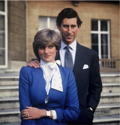 El 24 de febrero de 1981, Diana Spencer y Carlos de Inglaterra anunciaban su compromiso tras apenas seis meses de noviazgo. La pareja posó en los jardines del palacio de Buckingham, ella vestida con un traje azul, a juego con el anillo de pedida de zafiro y diamantes. Una pieza creada por el entonces joyero de la corona Garrard, con el que más tarde el príncipe Guillermo le pidió matrimonio a Kate Middleton. 