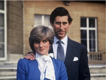 El 24 de febrero de 1981, Diana Spencer y Carlos de Inglaterra anunciaban su compromiso tras apenas seis meses de noviazgo. La pareja posó en los jardines del palacio de Buckingham, ella vestida con un traje azul, a juego con el anillo de pedida de zafiro y diamantes. Una pieza creada por el entonces joyero de la corona Garrard, con el que más tarde el príncipe Guillermo le pidió matrimonio a Kate Middleton. 