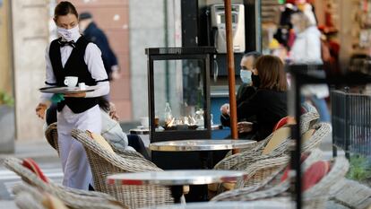 Una camarera en una terraza Valencia, el pasado 7 de enero.