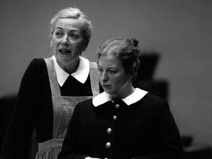 Ensayo de la obra 'La plaza de los héroes' de Ariel Garcia Valdés, con Rosa Novell y Francesca Piñón en el Teatro Nacional de Cataluña.