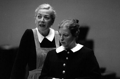 Ensayo de la obra 'La plaza de los héroes' de Ariel Garcia Valdés, con Rosa Novell y Francesca Piñón en el Teatro Nacional de Cataluña.