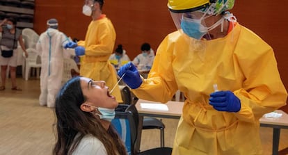 Una joven es atendida por un profesional sanitario en LLeida.