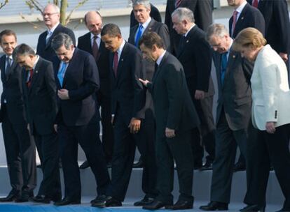 Los líderes, tras el final de la foto de familia en la cumbre de la OTAN celebrada en Estrasburgo.