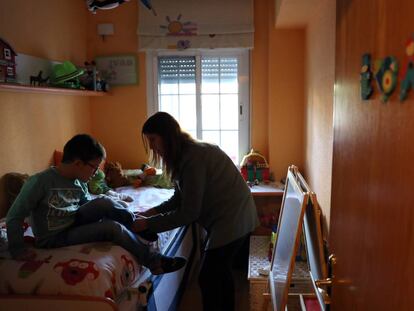 Mayte Miguel y su hijo Iván, con síndrome de Pitt Hopkins, que espera una ayuda de dependencia.