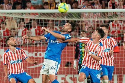 Enric Gallego trata de rematar ante la defensa del Girona.