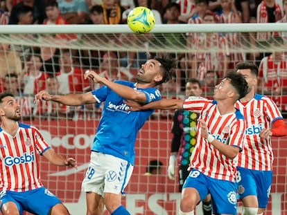 Enric Gallego trata de rematar ante la defensa del Girona.