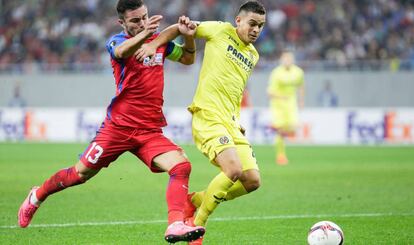 Rafael Borr&eacute;, del Villarreal, disputa el bal&oacute;n con Tosca, del Steaua. 