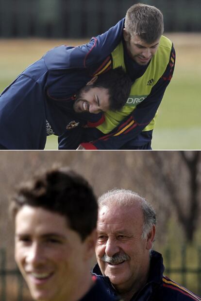 Arriba, Cesc y Piqué juguetean en un entrenamiento en Potchefstroom. Sobre estas líneas, Torres y Del Bosque sonrientes.