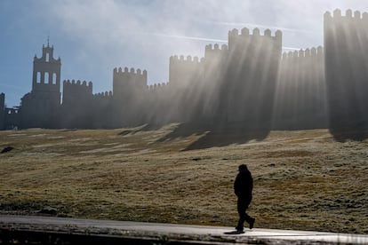 Los rayos de sol atraviesan la neblina en la Muralla de Ávila, el jueves.